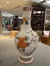 Vase en porcelaine de Chine famille rose &agrave; d&eacute;cor d'un oiseau parmi des branches fleuries, marque de Yongzheng, 19&egrave;me