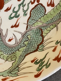 Plat en porcelaine de Chine famille verte &agrave; d&eacute;cor d'un dragon, Kangxi