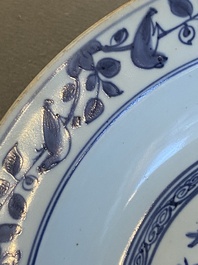 Plat en porcelaine de Chine en bleu et blanc &agrave; d&eacute;cor floral, Jiajing