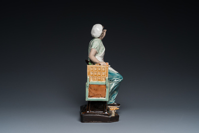Sculpture en porcelaine de Chine repr&eacute;sentant un tisserand de coton, vers 1970