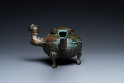 Bouilloire tripode de type 'he' en bronze dor&eacute; au bec en forme de t&ecirc;te d'oiseau, Chine, Han