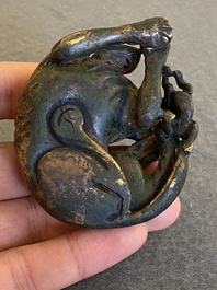 Poids de rouleau en bronze dor&eacute; en forme de chien, Chine, Ming