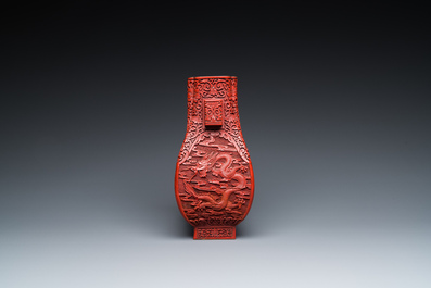 Vase de forme 'fanghu' en laque rouge, Chine, 19/20&egrave;me