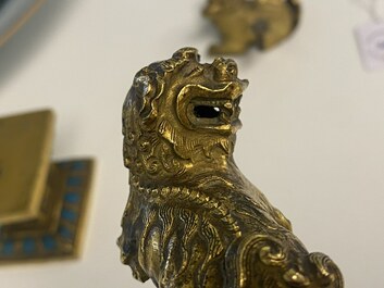 Paire de lions bouddhistes en cuivre dor&eacute; sur socles en &eacute;maux champlev&eacute;s, Chine, 19&egrave;me