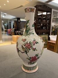 Vase en porcelaine de Chine famille rose &agrave; d&eacute;cor d'un oiseau parmi des branches fleuries, marque de Yongzheng, 19&egrave;me