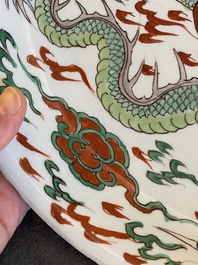 Plat en porcelaine de Chine famille verte &agrave; d&eacute;cor d'un dragon, Kangxi