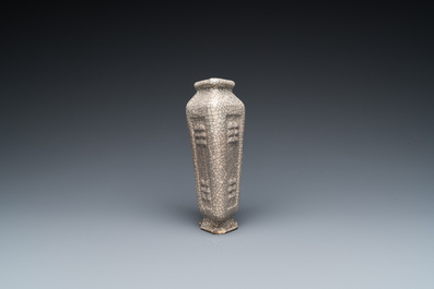 Vase de forme double losange aux trigrammes en porcelaine de Chine de type 'ge' &agrave; fond craquel&eacute;, Chine, Qianlong/Jiaqing