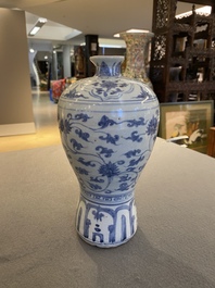 Een Chinese blauw-witte 'meiping' vaas met lotusslingers, Ming