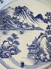 Een Chinese blauw-witte 'Master of the Rocks' schotel, Yongzheng