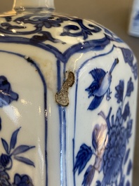 Paire de bouteilles en porcelaine de Chine de type kraak en bleu et blanc, Wanli