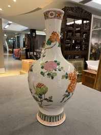 Vase en porcelaine de Chine famille rose &agrave; d&eacute;cor d'un oiseau parmi des branches fleuries, marque de Yongzheng, 19&egrave;me