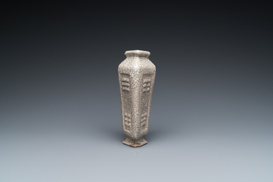 Vase de forme double losange aux trigrammes en porcelaine de Chine de type 'ge' &agrave; fond craquel&eacute;, Chine, Qianlong/Jiaqing
