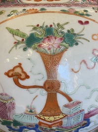 Vase de forme bouteille en porcelaine de Chine famille rose &agrave; d&eacute;cor d'antiquit&eacute;s, marque et &eacute;poque de Guangxu