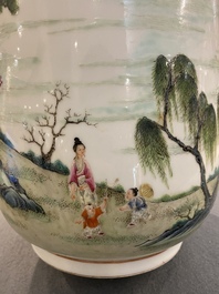 Grand vase de forme 'hu' en porcelaine de Chine famille rose &agrave; d&eacute;cor d'une sc&egrave;ne fluviale, marque de Qianlong, R&eacute;publique