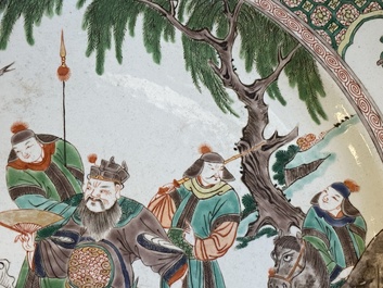 Een Chinese famille verte schotel met een keizer die een karper bekijkt, Kangxi
