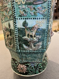 Vase de forme hexagonale en biscuit &eacute;maill&eacute; vert &agrave; d&eacute;cor de dragons en relief, 19/20&egrave;me