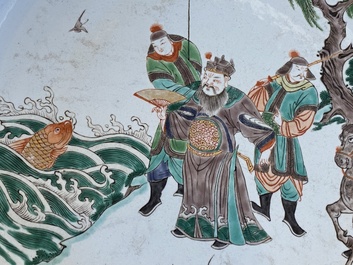 Plat en porcelaine de Chine famille verte &agrave; d&eacute;cor d'un empereur observant une carpe, Kangxi