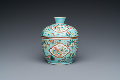 Bol couvert de type 'chupu' en porcelaine de Chine famille rose pour le march&eacute; Straits ou Peranakan, 19&egrave;me