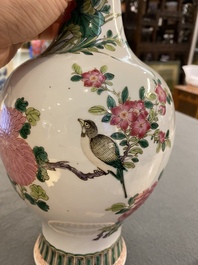 Vase en porcelaine de Chine famille rose &agrave; d&eacute;cor d'un oiseau parmi des branches fleuries, marque de Yongzheng, 19&egrave;me