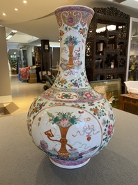 Vase de forme bouteille en porcelaine de Chine famille rose &agrave; d&eacute;cor d'antiquit&eacute;s, marque et &eacute;poque de Guangxu