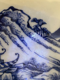 Plat en porcelaine de Chine en bleu et blanc &agrave; d&eacute;cor dit du 'Ma&icirc;tre des Rochers', Yongzheng