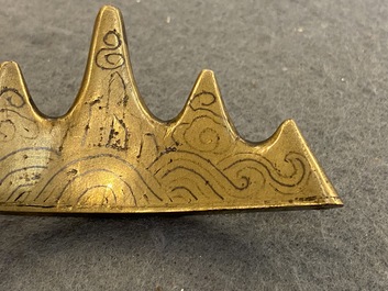 Repose-pinceaux en bronze dor&eacute; incrust&eacute; d'argent en forme de montagne, Chine, Ming