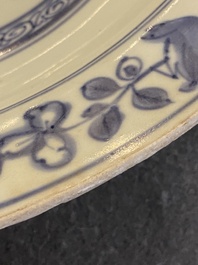 Plat en porcelaine de Chine en bleu et blanc &agrave; d&eacute;cor floral, Jiajing