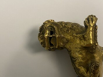Paire de lions bouddhistes en cuivre dor&eacute; sur socles en &eacute;maux champlev&eacute;s, Chine, 19&egrave;me