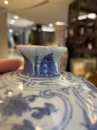 Vase de forme 'meiping' en porcelaine de Chine en bleu et blanc, Ming