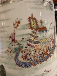 Grand vase de forme 'hu' en porcelaine de Chine famille rose &agrave; d&eacute;cor d'une sc&egrave;ne fluviale, marque de Qianlong, R&eacute;publique