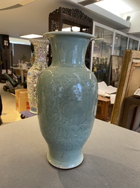 Een Chinese celadon-geglazuurde vaas met onderglazuur decor van pioenslingers, Qianlong