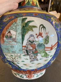 Vase de forme bouteille en porcelaine de Chine famille verte, marque de Kangxi, 19/20&egrave;me