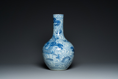 Vase de forme bouteille en porcelaine de Chine en bleu et blanc &agrave; d&eacute;cor de dragons, 19&egrave;me