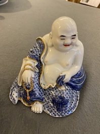 Een Chinese blauw-witte zittende Boeddha, You Lin Ji Zao 游林記造 merk, Republiek