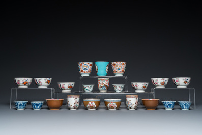 22 tasses et 19 soucoupes en porcelaine de Chine famille rose et en bleu et blanc, Kangxi et post&eacute;rieur