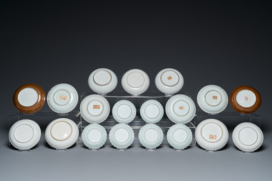 22 tasses et 19 soucoupes en porcelaine de Chine famille rose et en bleu et blanc, Kangxi et post&eacute;rieur