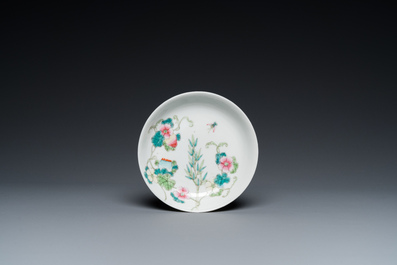 Cinq bols en porcelaine de Chine famille rose &agrave; d&eacute;cor de neuf p&ecirc;ches et une coupe aux poires de baumier, marque de Ju Ren Tang 居仁堂製, 19/20&egrave;me