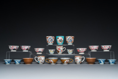 22 tasses et 19 soucoupes en porcelaine de Chine famille rose et en bleu et blanc, Kangxi et post&eacute;rieur