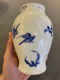 Vase en porcelaine de Chine en bleu et blanc &agrave; d&eacute;cor d'oiseaux parmi des branches fleuries, Chongzhen