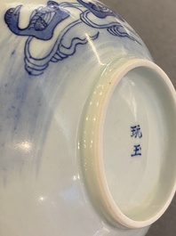 Een Chinese blauw-witte 'Bleu de Hue' kom voor de Vietnamese markt, Ngoạn ngọc 玩玉 merk, 19e eeuw