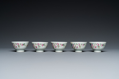 Cinq bols en porcelaine de Chine famille rose &agrave; d&eacute;cor de neuf p&ecirc;ches et une coupe aux poires de baumier, marque de Ju Ren Tang 居仁堂製, 19/20&egrave;me