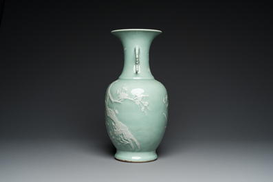 Een Chinese celadon vaas met wit slibdecor, Qianlong merk en periode