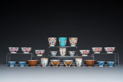 22 tasses et 19 soucoupes en porcelaine de Chine famille rose et en bleu et blanc, Kangxi et post&eacute;rieur