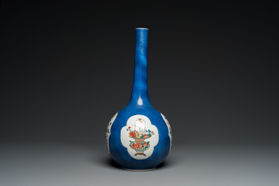 Vase de forme bouteille en porcelaine de Chine famille verte &agrave; fond bleu poudr&eacute;, Kangxi