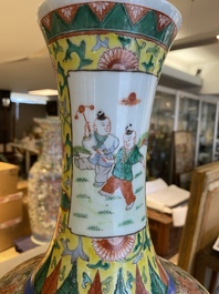 Vase de forme bouteille en porcelaine de Chine famille verte, marque de Kangxi, 19/20&egrave;me