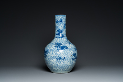 Vase de forme bouteille en porcelaine de Chine en bleu et blanc &agrave; d&eacute;cor de dragons, 19&egrave;me