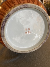 Vase de forme bouteille en porcelaine de Chine famille verte, marque de Kangxi, 19/20&egrave;me