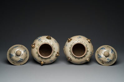 Paire de vases couverts en gr&egrave;s de Bat Trang &agrave; d&eacute;cor de dragons, Vietnam, 19&egrave;me