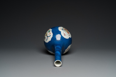 Vase de forme bouteille en porcelaine de Chine famille verte &agrave; fond bleu poudr&eacute;, Kangxi