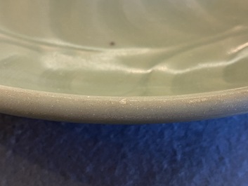 Deux plats en porcelaine de Chine c&eacute;ladon de Longquan &agrave; d&eacute;cor incis&eacute;, Ming